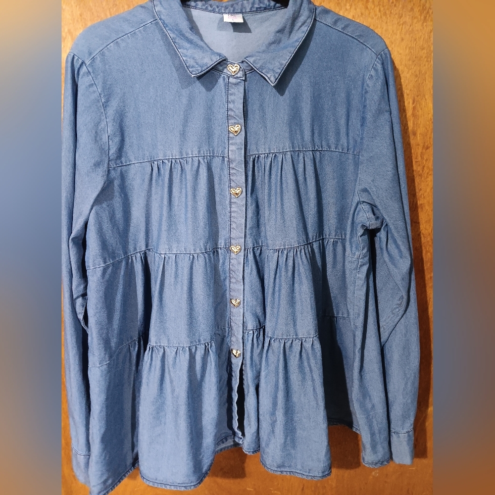 Chic Blue Button-Down Women's Shirt with Heart Buttons - Picture 6 of 6